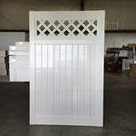 Solid privacy gate with lattice